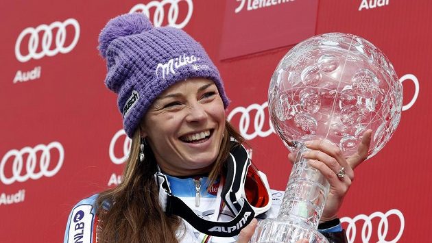 Slovinka Tina Mazeová na snímku z Lenzerheide s trofejí za celkový triumf ve SP 2012/13. Slovinka Tina Mazeová na snímku z Lenzerheide s trofejí za celkový triumf ve SP 2012/13.
