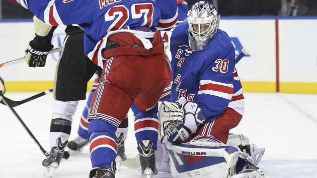 Brankář New Yorku Rangers Henrik Lundqvist v zápase proti Pittsburghu Penguins. Brankář New Yorku Rangers Henrik Lundqvist v zápase proti Pittsburghu Penguins.