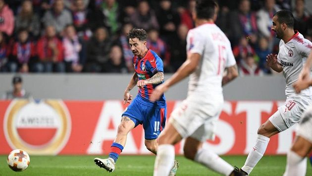 Plzeňský Milan Petržela střílí gól do sítě izraelského týmu v utkání Evropské ligy. Plzeňský Milan Petržela střílí gól do sítě izraelského týmu v utkání Evropské ligy.
