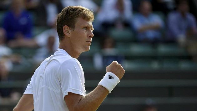 Vítězné gesto Tomáše Berdycha ve čtvrtfinále Wimbledonu. Vítězné gesto Tomáše Berdycha ve čtvrtfinále Wimbledonu.