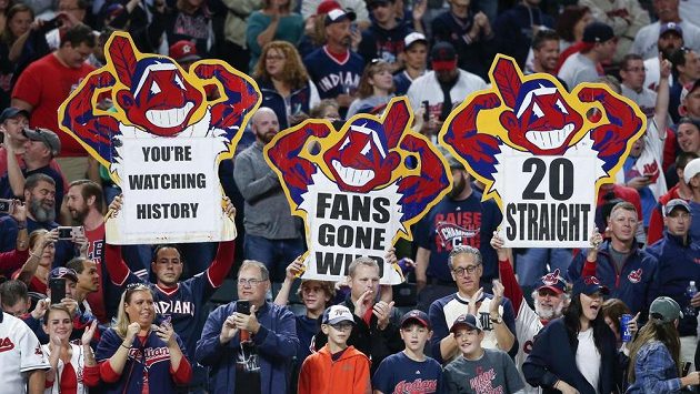 Nadšení fanoušci baseballistů Cleveland Indians oslavují výhru svých barev v Americké lize. Nadšení fanoušci baseballistů Cleveland Indians oslavují výhru svých barev v Americké lize.