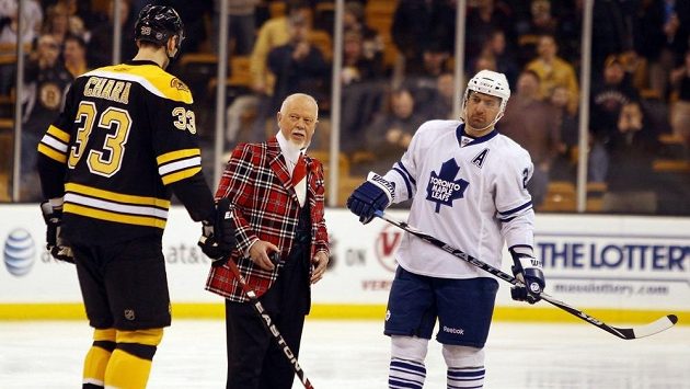 Don Cherry (uprostřed) se chystá vhodit puk mezi Francoise Beauchemina (v bílém) z Toronta a bostonského beka Zdena Cháru. Don Cherry (uprostřed) se chystá vhodit puk mezi Francoise Beauchemina (v bílém) z Toronta a bostonského beka Zdena Cháru.