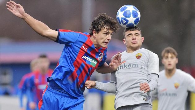 Plzeň posledním utkání základní skupiny Youth League podlehla AS Řím 2:4. Zleva Václav Míka z Plzně a Stefano Parodi z Říma. Ilustrační foto. Plzeň posledním utkání základní skupiny Youth League podlehla AS Řím 2:4. Zleva Václav Míka z Plzně a Stefano Parodi z Říma. Ilustrační foto.