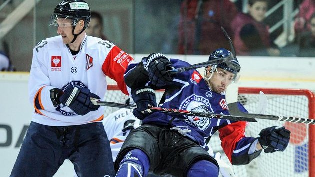 Jakub Valský (vpravo) z Liberce před košickou brankou v souboji s Radkem Philippem, krajanem v dresu slovenského mistra. Jakub Valský (vpravo) z Liberce před košickou brankou v souboji s Radkem Philippem, krajanem v dresu slovenského mistra.