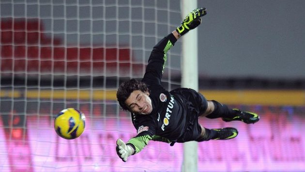 Brankář Sparty Marek Čech zasahuje proti pokutovému kopu v utkání proti Jihlavě. Brankář Sparty Marek Čech zasahuje proti pokutovému kopu v utkání proti Jihlavě.