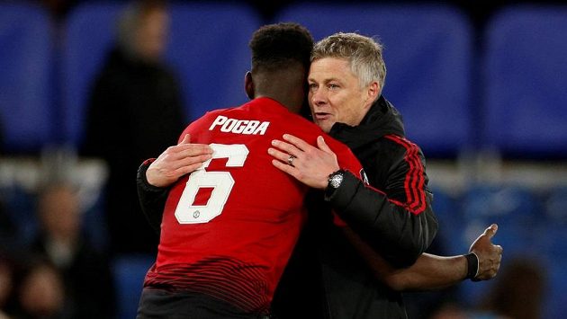 Záložník Manchesteru United Paul Pogba objímá trenéra Ole Gunnara Solskjaera. Záložník Manchesteru United Paul Pogba objímá trenéra Ole Gunnara Solskjaera.