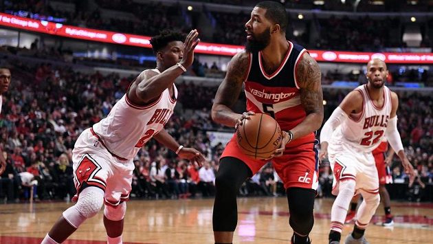 Markieff Morris z Washingtonu dribluje mezi bránícími hráči Chicaga. Markieff Morris z Washingtonu dribluje mezi bránícími hráči Chicaga.