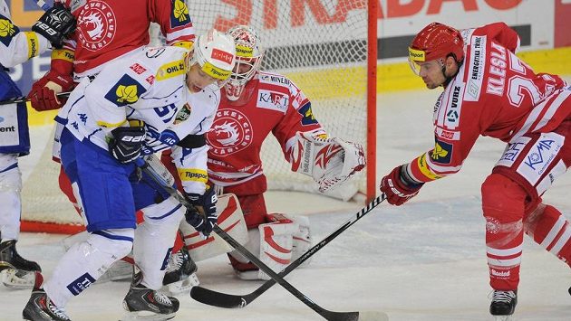 Zleva Jan Hruška z Brna, brankář Třince Šimon Hrubec a kapitán Třince Rostislav Klesla v utkání 36. kola. Zleva Jan Hruška z Brna, brankář Třince Šimon Hrubec a kapitán Třince Rostislav Klesla v utkání 36. kola.