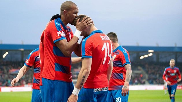 Útočník Viktorie Plzeň Jean-David Beauguel oslavuje gól na 2:1 a děkuje Radimovi Řezníkovi za přihrávku během utkání s Baníke,- Útočník Viktorie Plzeň Jean-David Beauguel oslavuje gól na 2:1 a děkuje Radimovi Řezníkovi za přihrávku během utkání s Baníke,-