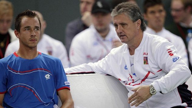 Jaroslav Navrátil (vpravo) nasadí do čtyřhry proti Švýcarsku vedle Berdycha Lukáše Rosola (vlevo). Jaroslav Navrátil (vpravo) nasadí do čtyřhry proti Švýcarsku vedle Berdycha Lukáše Rosola (vlevo).