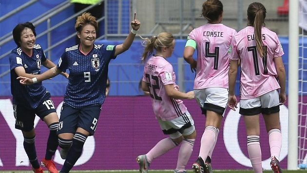 Ve druhém zápase na mistrovství světa už japonské fotbalistky splnily roli favoritek a Skotsko porazily 2:1. Ve druhém zápase na mistrovství světa už japonské fotbalistky splnily roli favoritek a Skotsko porazily 2:1.