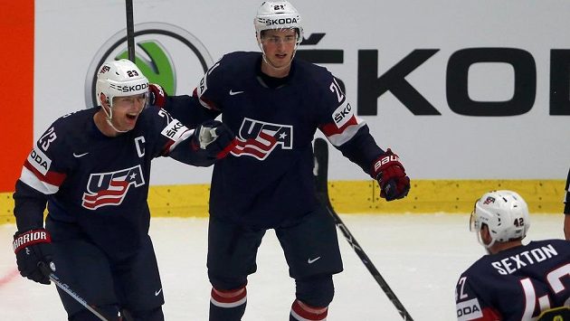 Američané Matt Hendricks (vlevo), Dylan Larkin (uprostřed) a Dan Sexton e radují z gólu proti Finsku na hokejovém MS v Ostravě. Američané Matt Hendricks (vlevo), Dylan Larkin (uprostřed) a Dan Sexton e radují z gólu proti Finsku na hokejovém MS v Ostravě.
