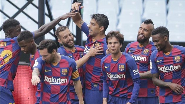 Barcelonský Luis Suárez (uprostřed) slaví se spoluhráči gól. Barcelonský Luis Suárez (uprostřed) slaví se spoluhráči gól.