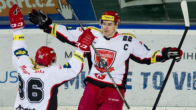Hradecký kapitán Jiří Šimánek (vpravo) se raduje se svým spoluhráčem Tomášem Mertlem z gólu. Hradecký kapitán Jiří Šimánek (vpravo) se raduje se svým spoluhráčem Tomášem Mertlem z gólu.