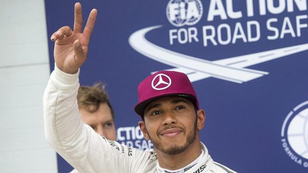 Britský pilot Mercedesu Lewis Hamilton zdraví fanoušky po kvalifikaci Velké ceny Kanady. Britský pilot Mercedesu Lewis Hamilton zdraví fanoušky po kvalifikaci Velké ceny Kanady.