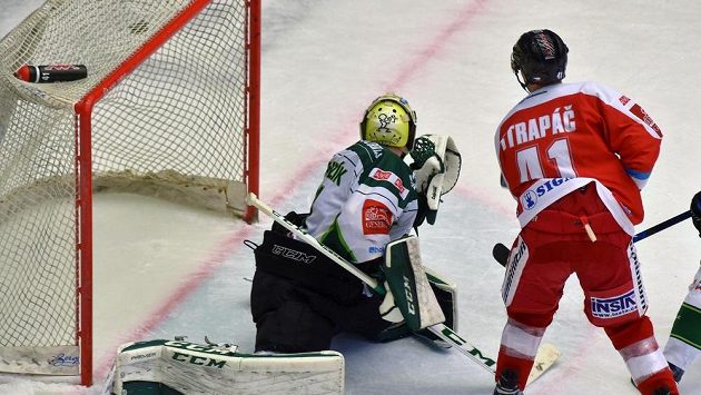 Petr Strapáč (vpravo) z Olomouce střílí rozhodující gól do sítě Karlových Varů. Petr Strapáč (vpravo) z Olomouce střílí rozhodující gól do sítě Karlových Varů.