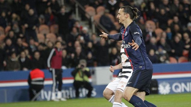 Útočník Paris Saint-Germain Zlatan Ibrahimovic se raduje z gólu. Útočník Paris Saint-Germain Zlatan Ibrahimovic se raduje z gólu.