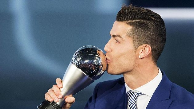 Cristiano Ronaldo s trofejí pro nejlepšího hráče za rok 2016. Cristiano Ronaldo s trofejí pro nejlepšího hráče za rok 2016.