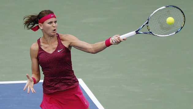 Česká tenistka Lucie Šafářová v utkání proti Francouzce Kristině Mladenovicové. Česká tenistka Lucie Šafářová v utkání proti Francouzce Kristině Mladenovicové.