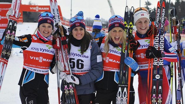 Zleva vítězné Norky Ingvild Östbergová, Heidi Wengová, Therese Johaugová a Astrid Jacobsenová. Zleva vítězné Norky Ingvild Östbergová, Heidi Wengová, Therese Johaugová a Astrid Jacobsenová.