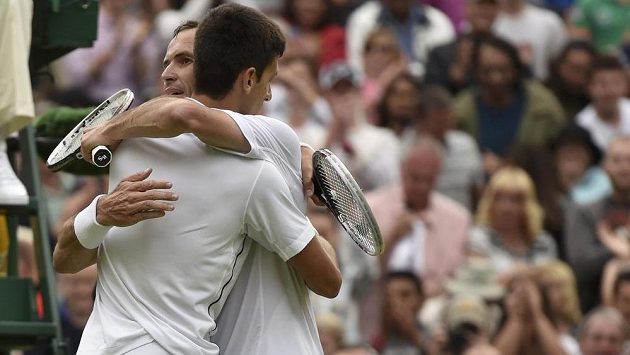 Radek Štěpánek (vzadu) se objímá po zápase se Srbem Novakem Djokovičem. Radek Štěpánek (vzadu) se objímá po zápase se Srbem Novakem Djokovičem.