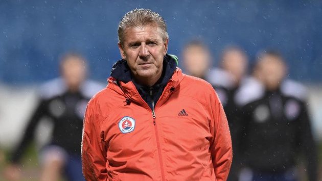 Trenér Slovanu Bratislava Jozef Chovanec během předzápasového tréninku před utkáním základní skupiny Evropské ligy se Spartou Praha na stadiónu Pasienky v Bratislavě. Trenér Slovanu Bratislava Jozef Chovanec během předzápasového tréninku před utkáním základní skupiny Evropské ligy se Spartou Praha na stadiónu Pasienky v Bratislavě.