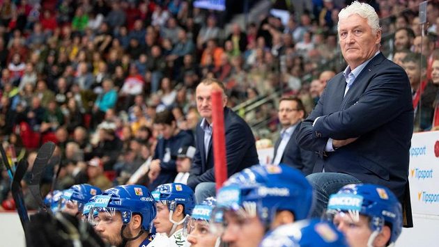 Český trenér Miloš Říha během utkání Euro Hockey Challenge s Německem. Český trenér Miloš Říha během utkání Euro Hockey Challenge s Německem.