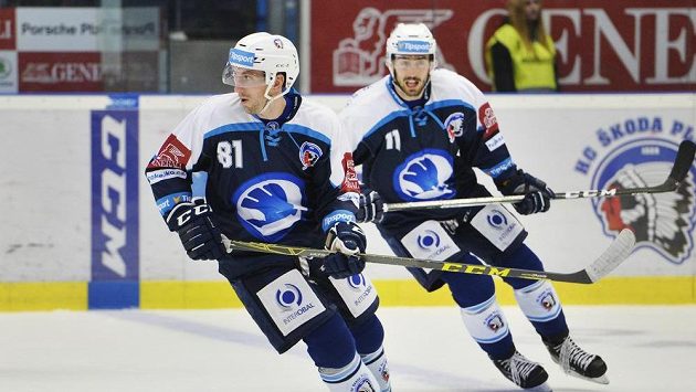 Zleva Jaroslav Kracík, střelec jediného gólu Plzně proti Hradci, a jeho spoluhráč Michal Moravčík. Zleva Jaroslav Kracík, střelec jediného gólu Plzně proti Hradci, a jeho spoluhráč Michal Moravčík.