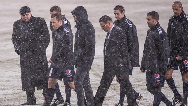 Rozhodčí Tomáš Kocourek (druhý zleva), delagát Miroslav Tulinger (uprostřed v obleku) na zasněžené ploše stadiónu Juliska před utkáním 19. kola Synot ligy mezi Duklou a Spartou Praha. Rozhodčí Tomáš Kocourek (druhý zleva), delagát Miroslav Tulinger (uprostřed v obleku) na zasněžené ploše stadiónu Juliska před utkáním 19. kola Synot ligy mezi Duklou a Spartou Praha.