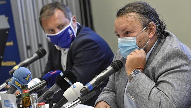 Prezident Českého svazu ledního hokeje Tomáš Král (vpravo) a ředitel Tipsport extraligy ledního hokeje Josef Řezníček (vlevo) na tiskové konferenci k zahájení hokejové extraligy. Prezident Českého svazu ledního hokeje Tomáš Král (vpravo) a ředitel Tipsport extraligy ledního hokeje Josef Řezníček (vlevo) na tiskové konferenci k zahájení hokejové extraligy.