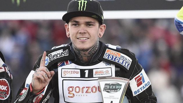Britský plochodrážník Tai Woffinden oslavuje triumf v Grand Prix Švédska. Britský plochodrážník Tai Woffinden oslavuje triumf v Grand Prix Švédska.