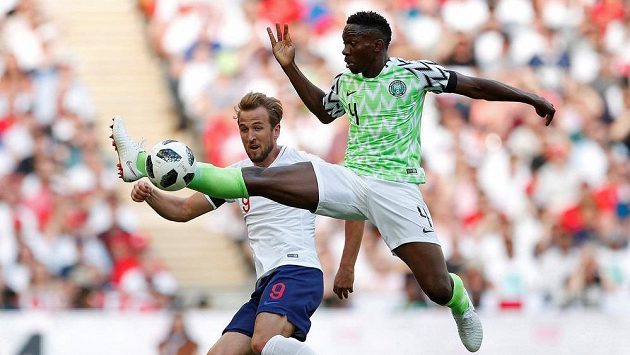 Kenneth Omeruo z Nigérie (vpravo) v souboji s Harrym Kanem z Anglie. Kenneth Omeruo z Nigérie (vpravo) v souboji s Harrym Kanem z Anglie.