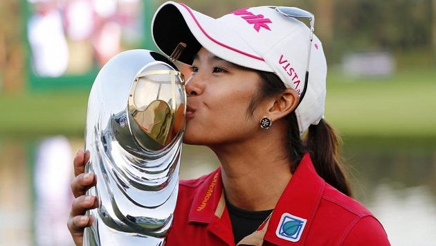 Golfistka Pornanong Phatlumová z Thajska s trofejí určenou pro vítězku turnaje Omega Dubai Ladies Masters. Golfistka Pornanong Phatlumová z Thajska s trofejí určenou pro vítězku turnaje Omega Dubai Ladies Masters.