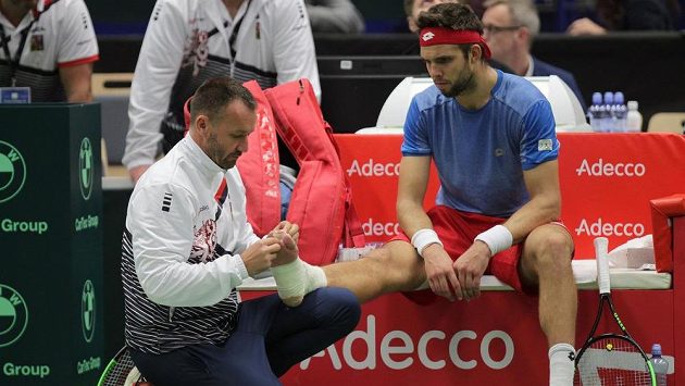 Fyzioterapeut Michal Novotný (vlevo) ošetřil při DC Jiřímu Veselému vykloubený prst na pravé noze. Fyzioterapeut Michal Novotný (vlevo) ošetřil při DC Jiřímu Veselému vykloubený prst na pravé noze.