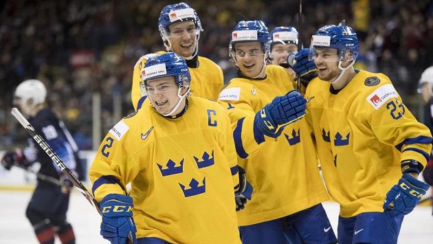 Švédští hokejisté do 20 let oslavují branku proti USA. Švédští hokejisté do 20 let oslavují branku proti USA.