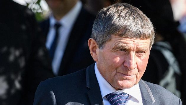 Trenér Josef Váňa starší v roli trenéra během dostihového závodu 129. Velká pardubická. Trenér Josef Váňa starší v roli trenéra během dostihového závodu 129. Velká pardubická.