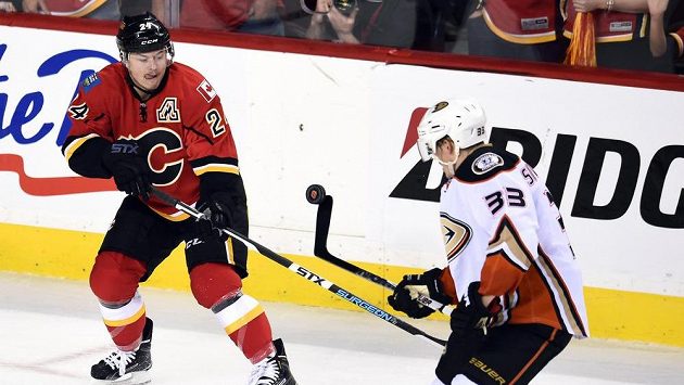 Jiří Hudler (24) z Calgary v souboji s Jakobem Silfverbergem (33) z Anaheimu ve třetím utkání druhého kola play off NHL. Jiří Hudler (24) z Calgary v souboji s Jakobem Silfverbergem (33) z Anaheimu ve třetím utkání druhého kola play off NHL.