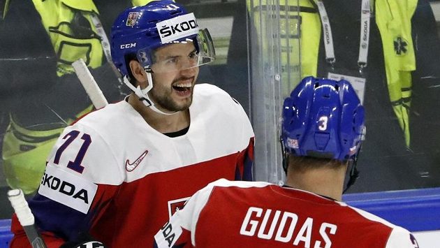 Rozesmátý Tomáš Hyka přijímá gratulace ke gólu od Radko Gudase. Rozesmátý Tomáš Hyka přijímá gratulace ke gólu od Radko Gudase.