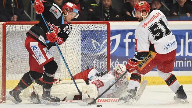 Zleva Ondřej Kovařčík z Třince, brankář Patrik Rybár a Dominik Graňák z Hradce Králové. Zleva Ondřej Kovařčík z Třince, brankář Patrik Rybár a Dominik Graňák z Hradce Králové.