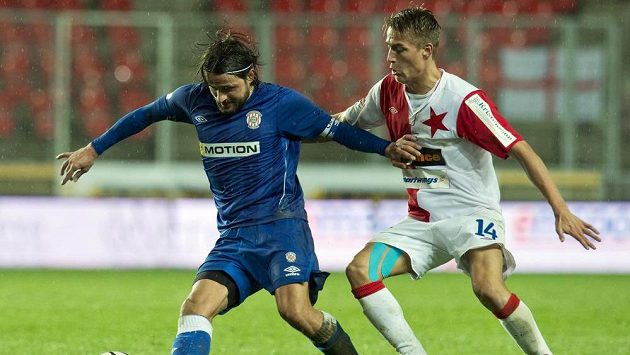 Slávista Ondřej Petrák (vpravo) a Pavel Zavadil ze Zbrojovky Brno. Slávista Ondřej Petrák (vpravo) a Pavel Zavadil ze Zbrojovky Brno.