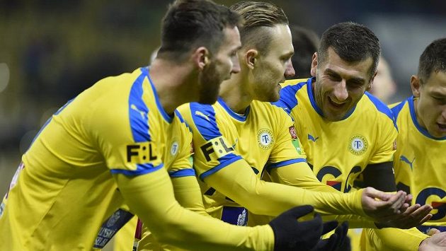 Hráči Teplic David Vaněček, Jakub Hora a Admir Ljevakovič (zleva) se radují z gólu. Hráči Teplic David Vaněček, Jakub Hora a Admir Ljevakovič (zleva) se radují z gólu.