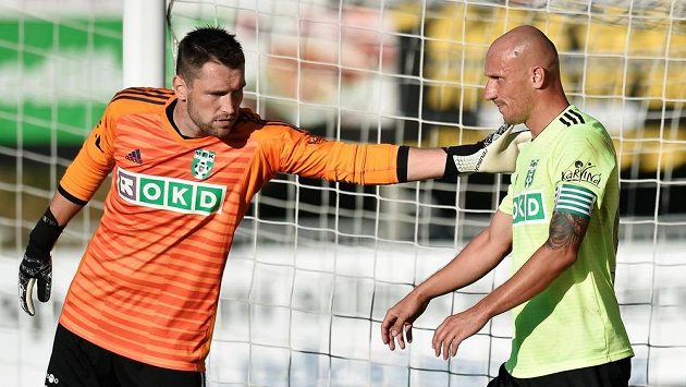 Brankář Karviné Martin Berkovec (vlevo) a autor vlastního gólu Marek Janečka. Brankář Karviné Martin Berkovec (vlevo) a autor vlastního gólu Marek Janečka.