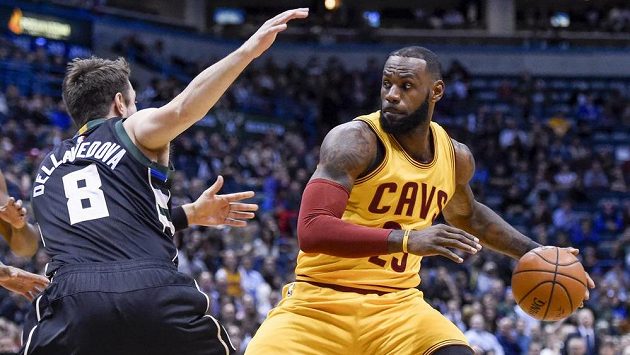LeBron James (23) z Clevelandu a Matthew Dellavedova (8) z Milwaukee. LeBron James (23) z Clevelandu a Matthew Dellavedova (8) z Milwaukee.