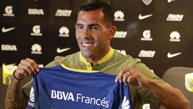 Carlos Tévez s dresem Bocy Juniors, do které se po čínském angažmá znovu vrací. Carlos Tévez s dresem Bocy Juniors, do které se po čínském angažmá znovu vrací.