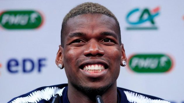 Francouzský reprezentant Paul Pogba odpovídá na otázky novinářů během tiskové konference. Francouzský reprezentant Paul Pogba odpovídá na otázky novinářů během tiskové konference.