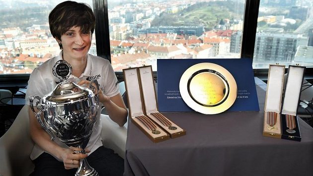 Rychlobruslařka Martina Sáblíková a její trofeje a medaile z letošní sezóny. Rychlobruslařka Martina Sáblíková a její trofeje a medaile z letošní sezóny.