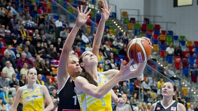 Basketbalistka Sonja Petrovičová z USK Praha (č. 5) se snaží prosadit přes bránící Linu Pikčiuteovou z Girony v zápase Evropské ligy. Ilustrační snímek Basketbalistka Sonja Petrovičová z USK Praha (č. 5) se snaží prosadit přes bránící Linu Pikčiuteovou z Girony v zápase Evropské ligy. Ilustrační snímek
