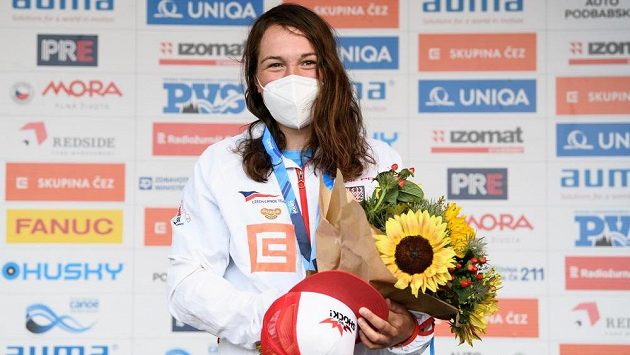 Tereza Fišerová na stupních vítězů s bronzovou medailí během Světového poháru ve vodním slalomu. Tereza Fišerová na stupních vítězů s bronzovou medailí během Světového poháru ve vodním slalomu.