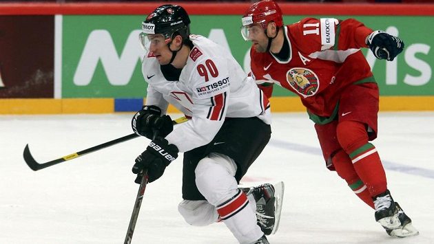 Švýcar Roman Josi (vlevo) uniká běloruskému hokejistovi Alexandrovi Kulakovi. Švýcar Roman Josi (vlevo) uniká běloruskému hokejistovi Alexandrovi Kulakovi.