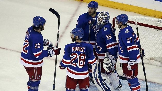 Hokejisté New Yorku Rangers slaví vítězství nad Los Angeles ve čtvrtém finálovém utkání play off NHL. Zleva Brian Boyle, Dominic Moore, Dan Girardi, Henrik Lundqvist a Ryan McDonagh. Hokejisté New Yorku Rangers slaví vítězství nad Los Angeles ve čtvrtém finálovém utkání play off NHL. Zleva Brian Boyle, Dominic Moore, Dan Girardi, Henrik Lundqvist a Ryan McDonagh.